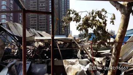 【突發】&ldquo;起火哦!&rdquo;今日凌晨零時50分許,貴陽南廠路居民樓頂活動板房發生火災