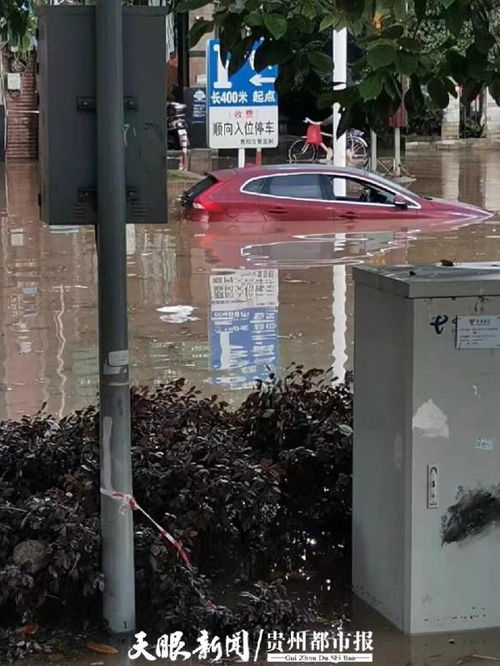 行動 貴陽珠江路被水淹,沖鋒舟轉(zhuǎn)移被困群眾